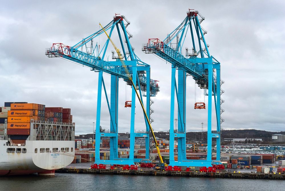 Container cranes at Skandiahamnen.