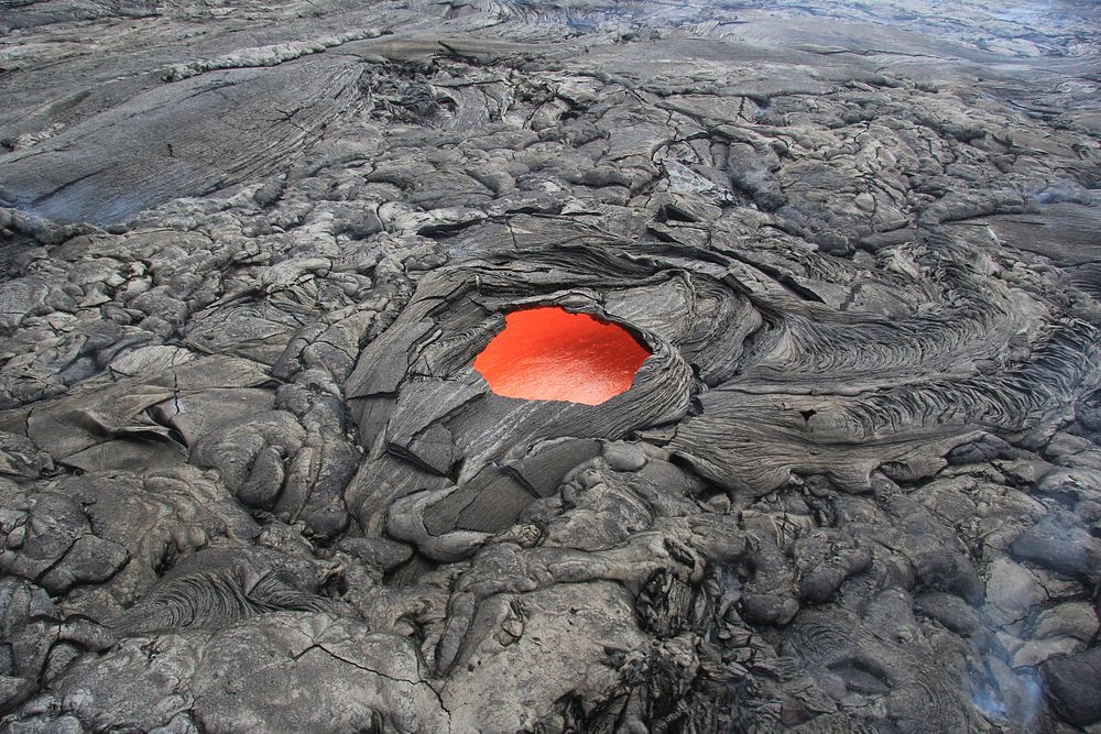 Puʻu ʻŌʻō volcano crater at Kīlauea. Original public domain image from Flickr
