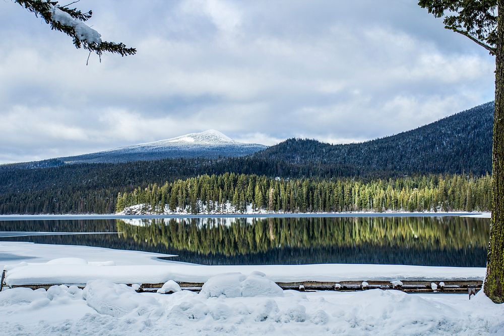Odell Lake in the winter, Oregon.