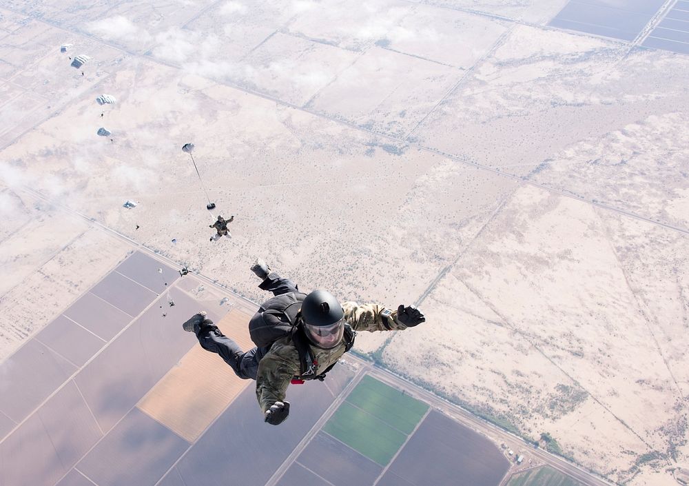 U.S. Sailors assigned to Explosive Ordnance Disposal Group (EODGRU) 1 and 2 deploy parachutes during military free-fall…