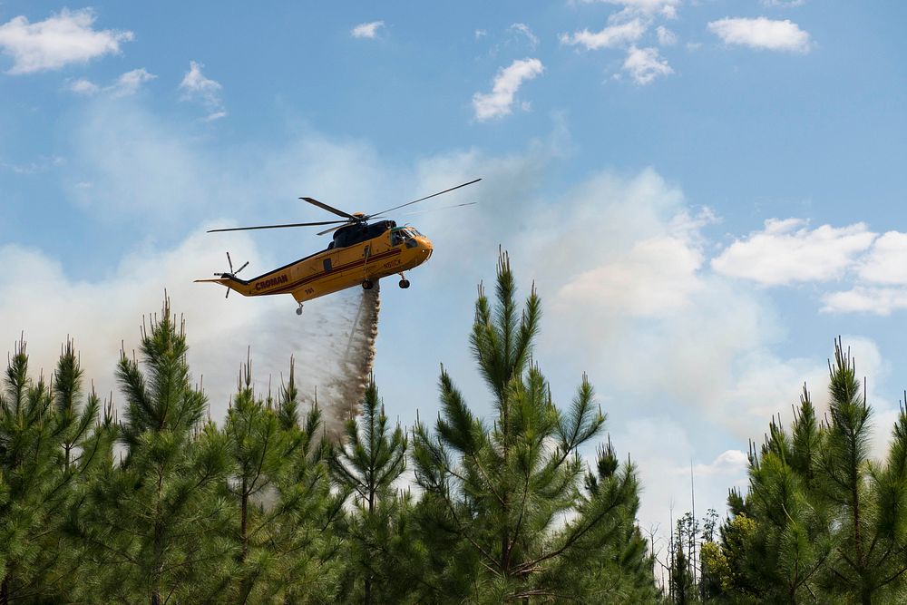 Helicopter supports fire operation on West Mims Fire. Original public domain image from Flickr