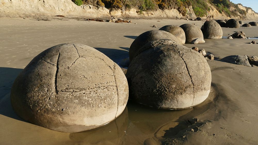 Moeraki boulders.