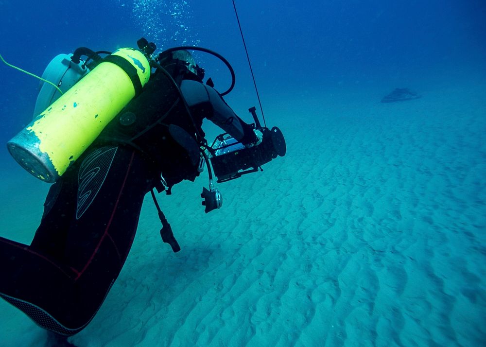 MEDITERRANEAN SEA (July 19, 2017) Israel Defense Force and U.S. Navy explosive ordnance disposal divers use a mobile diver…