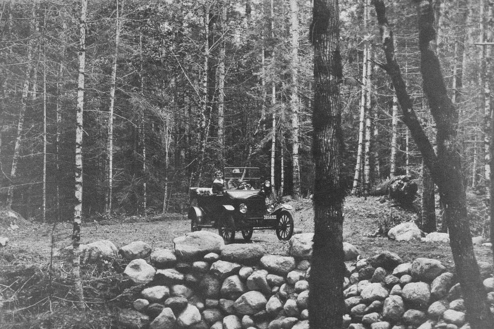 Sightseeing along the Mt Hood Loop Hwy 1920's. Original public domain image from Flickr