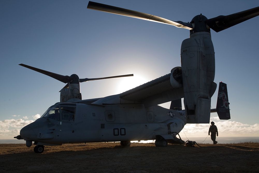 U.S. Marines with Marine Medium Tiltrotor Squadron (VMM) 265 (Reinforced) use fuel from an MV-22B Osprey to refuel an AH-1Z…