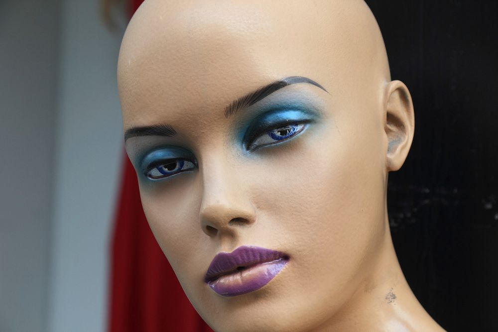 Mannequin face, cosmetics photo. Free public domain CC0 image.