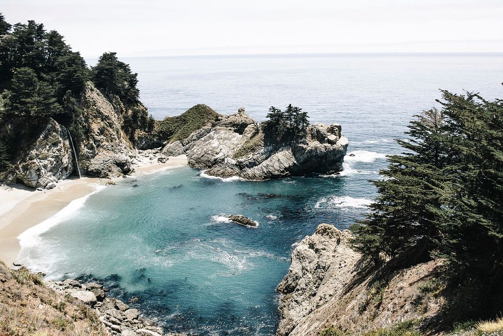 Free rocky coastal area by the ocean public domain CC0 photo.