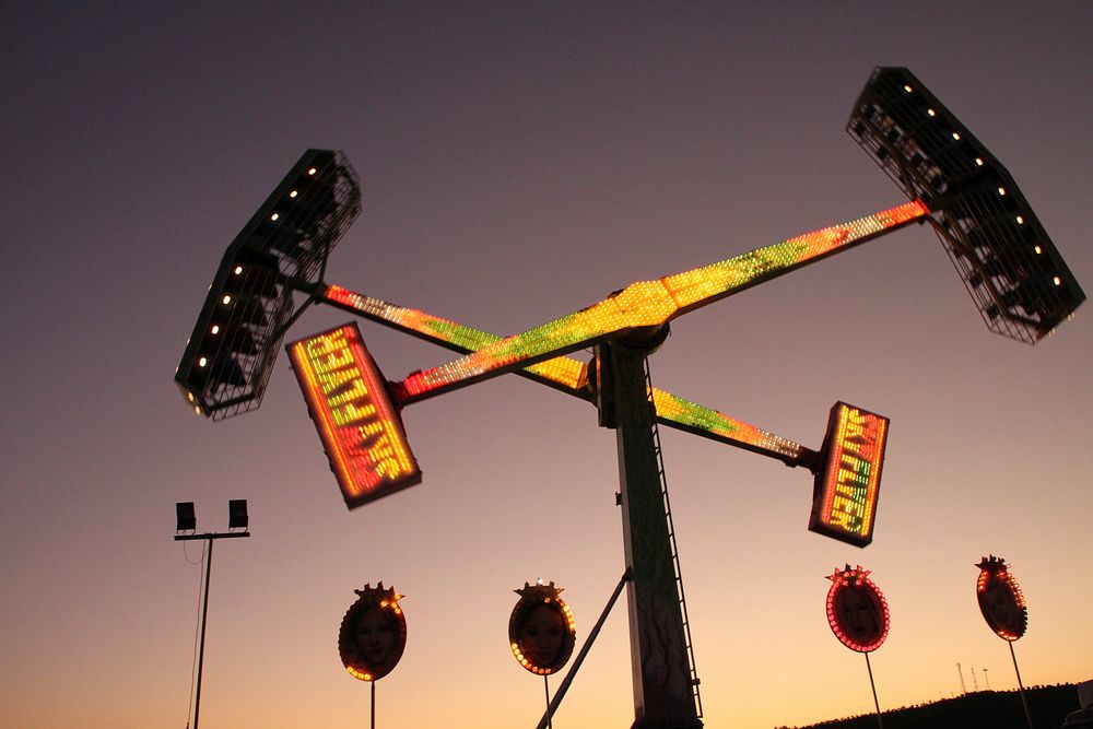 Skyflyer swing, amusement park. Free public domain CC0 image.