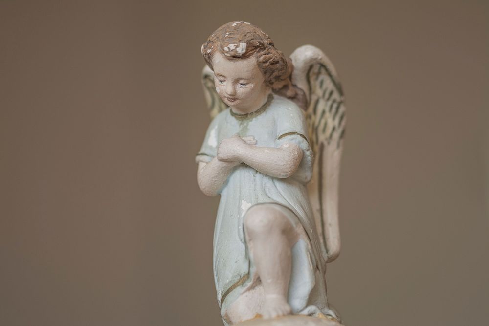 Angel praying statue background. Free public domain CC0 photo.