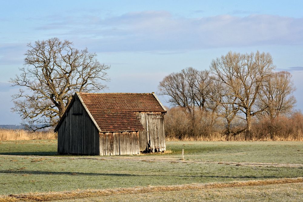 Farmhouse in the countryside. Free public domain CC0 photo.