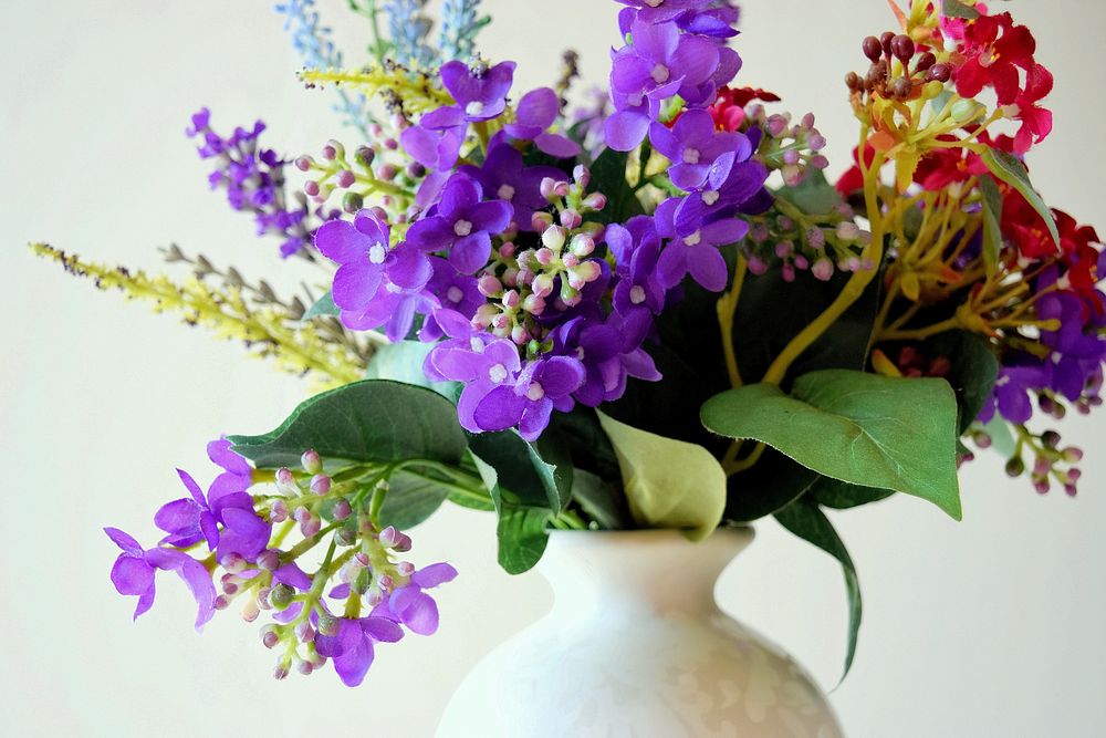 Purple flower arrangement in vase.  Free public domain CC0 image.