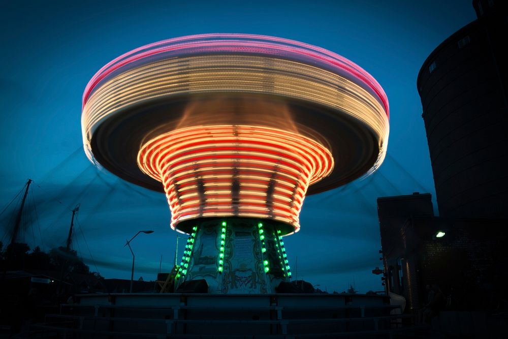 Spinning ride at theme park. Free public domain CC0 photo.