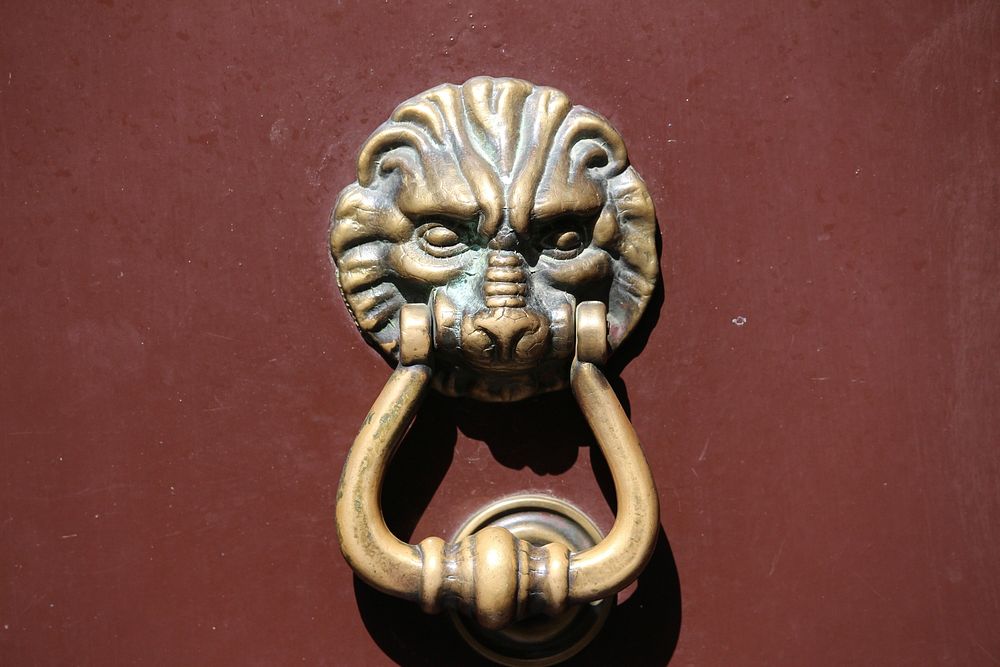 Lion door knocker in brass. Free public domain CC0 photo.