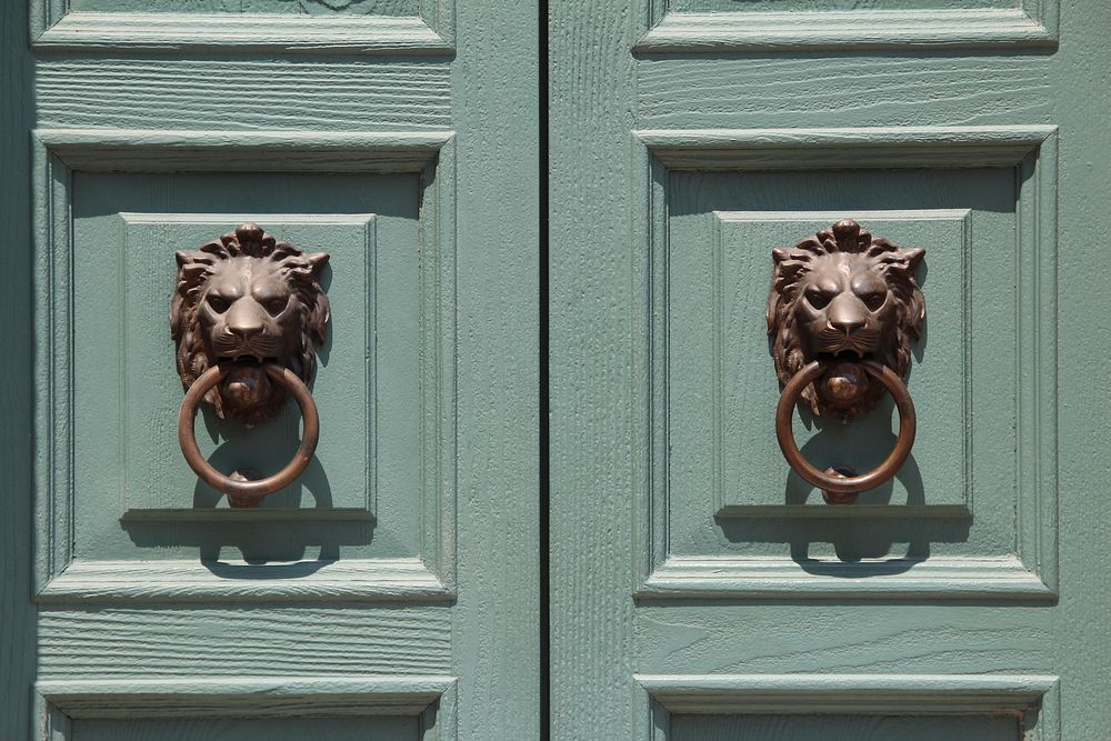 Lion door knocker in brass. Free public domain CC0 photo.