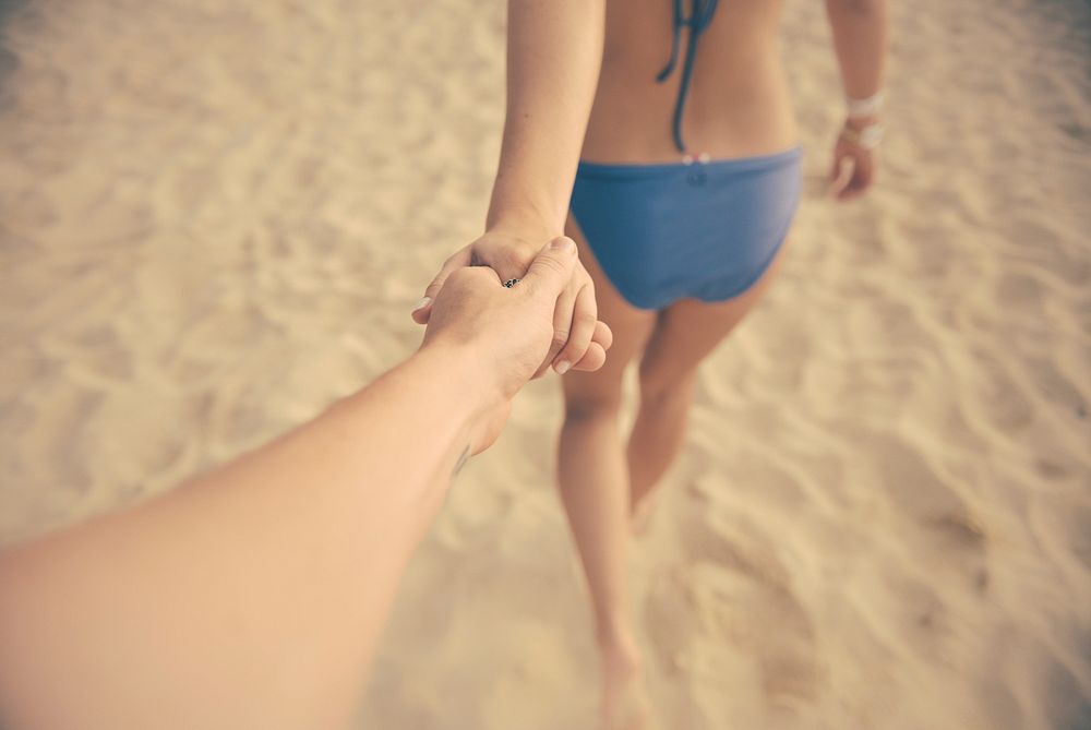 Holding hands in the beach, free public domain CC0 photo