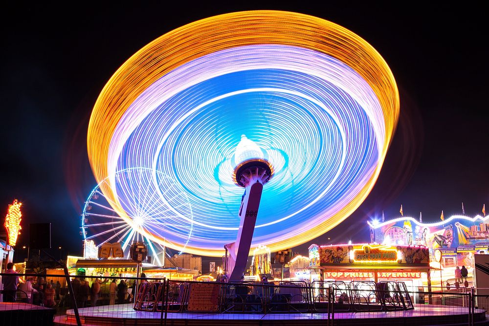 Spinning ride at theme park. Free public domain CC0 photo.