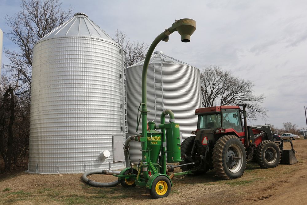 Tractor. Free public domain CC0 photo