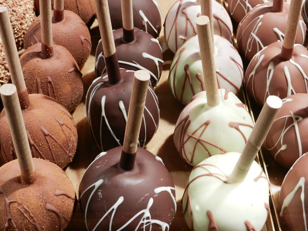 Chocolate cake pop ball. Free public domain CC0 photo.