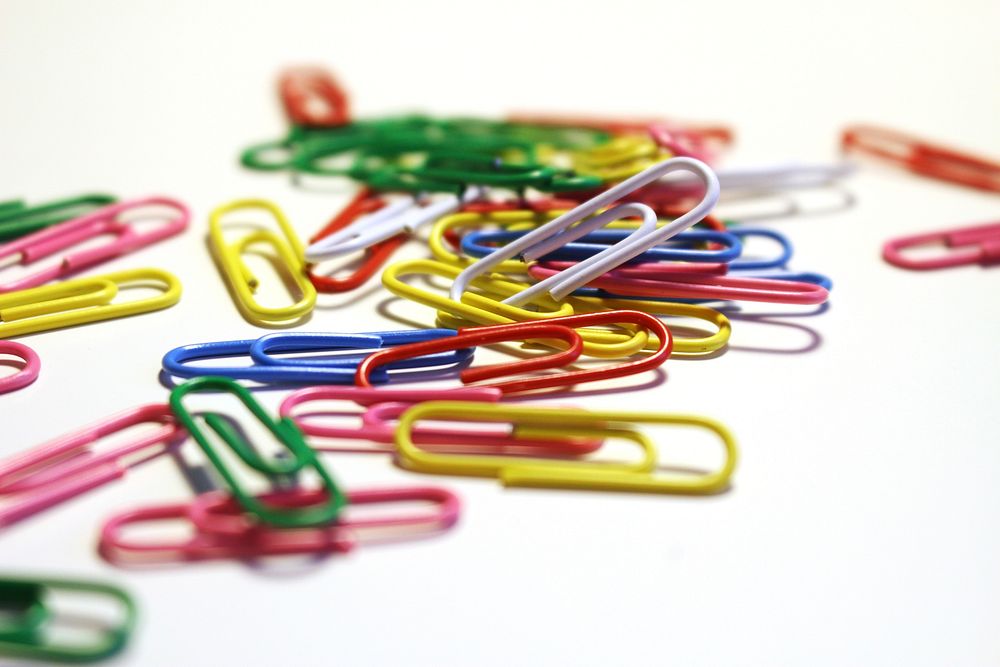 Paper clip, stationery. Free public domain CC0 image.