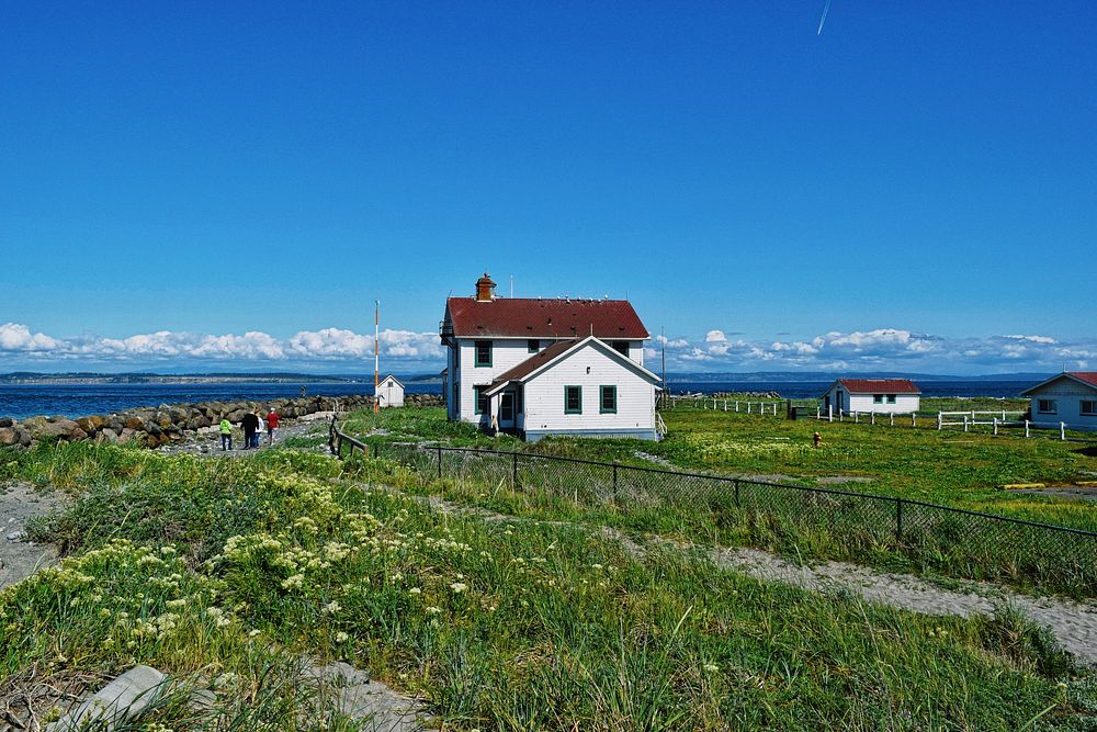 Beautiful countryside house scenery. Free public domain CC0 image.