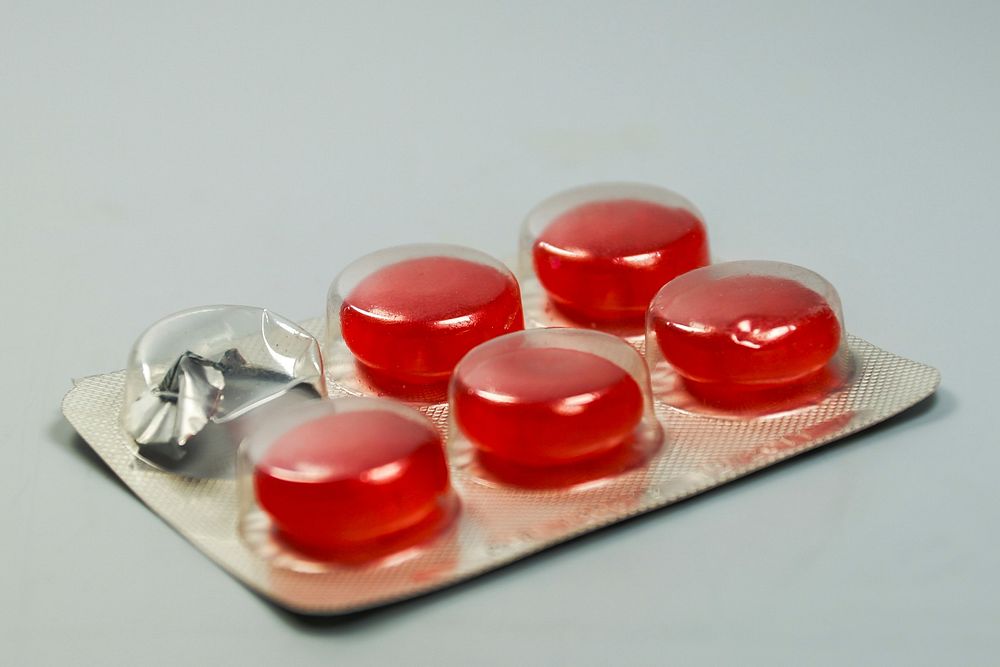 Lozenge pill, medicine. Free public domain CC0 photo.
