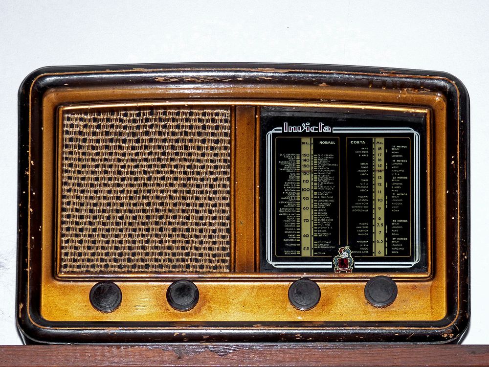 Antique radio. Free public domain CC0 photo.