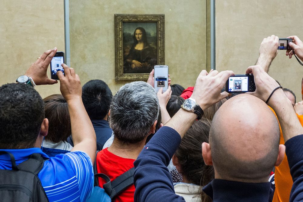 People taking photo of Mona Lisa painting image, free public domain CC0 photo.