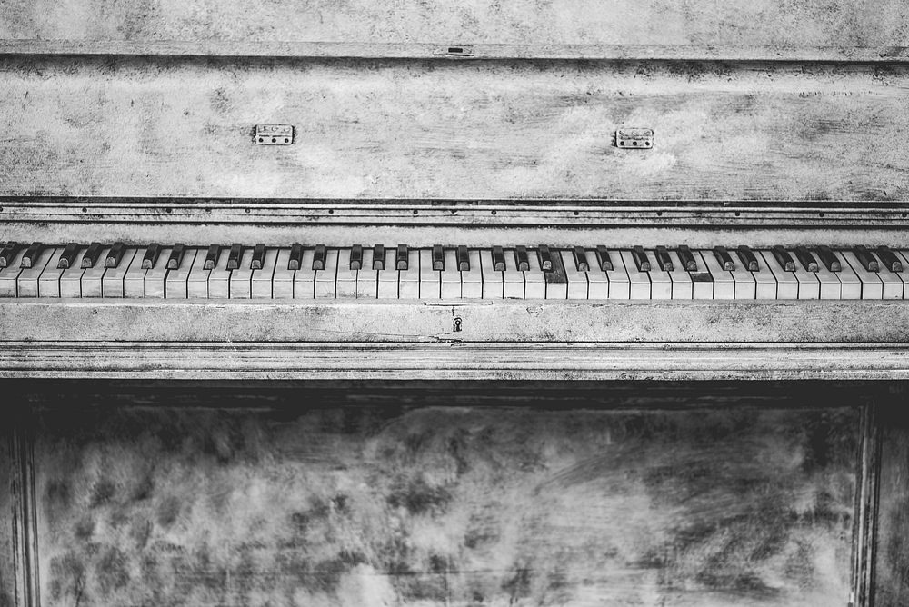 Old rustic piano background. Free public domain CC0 photo.