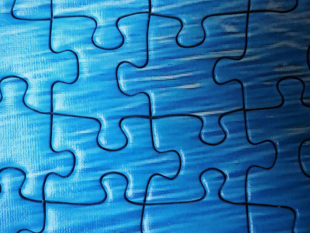 Blue jigsaw puzzle pattern. Free public domain CC0 image.