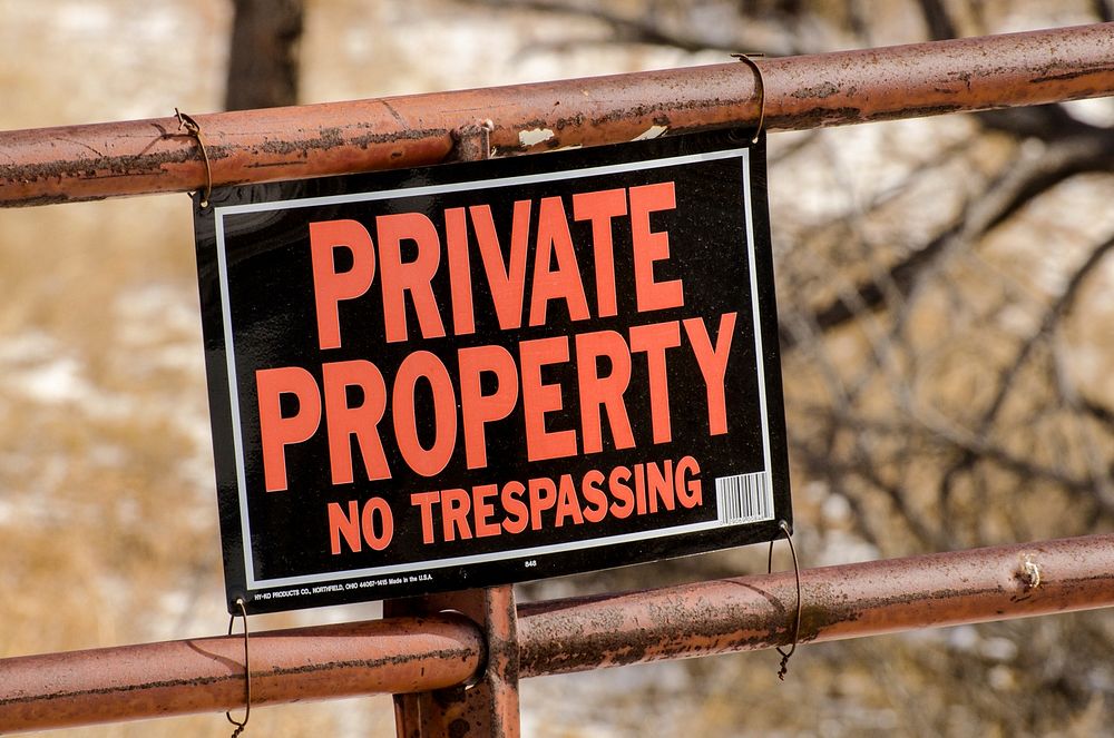 No trespassing sign. Free public domain CC0 image