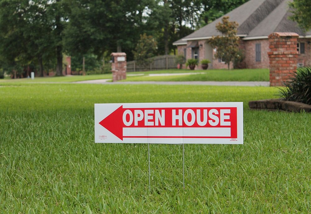 Open house text on sign. Free public domain CC0 image