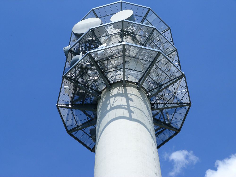Telecommunications tower with antennas. Free public domain CC0 image.