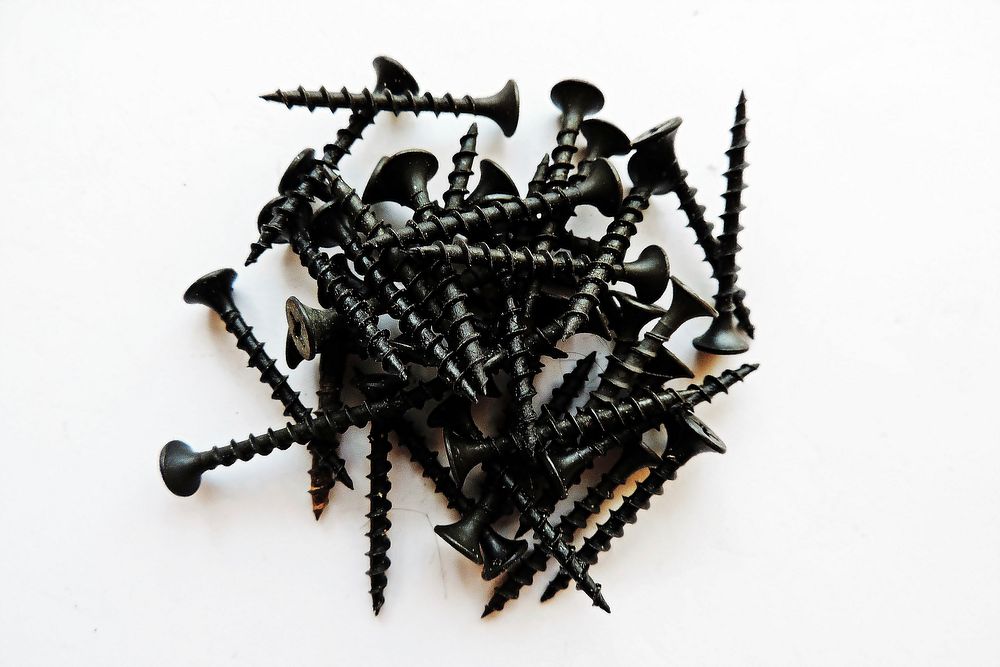 Black screw isolated on white background. Free public domain CC0 photo.