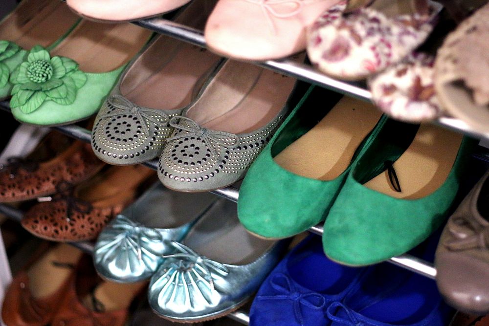 Women's shoes in multiple colors. Free public domain CC0 image.