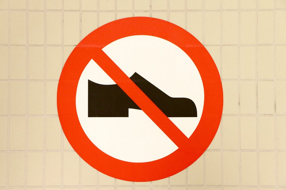 No shoe sign, universal symbol. Free public domain CC0 image