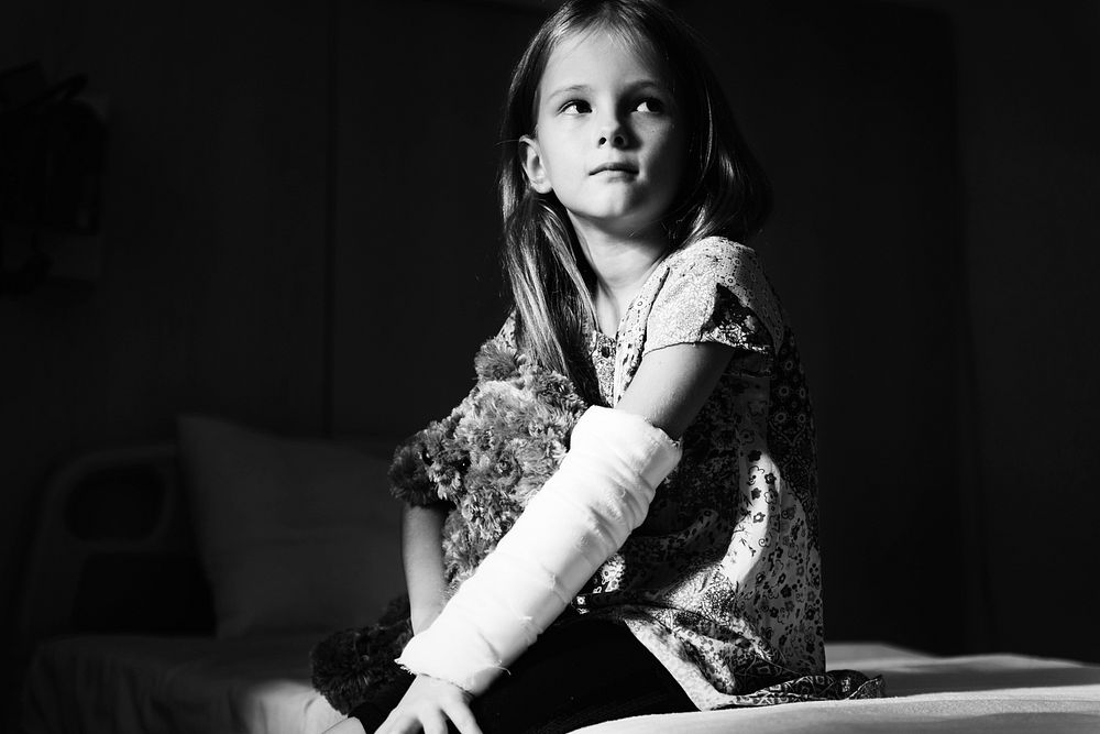 Young girl with a broken arm