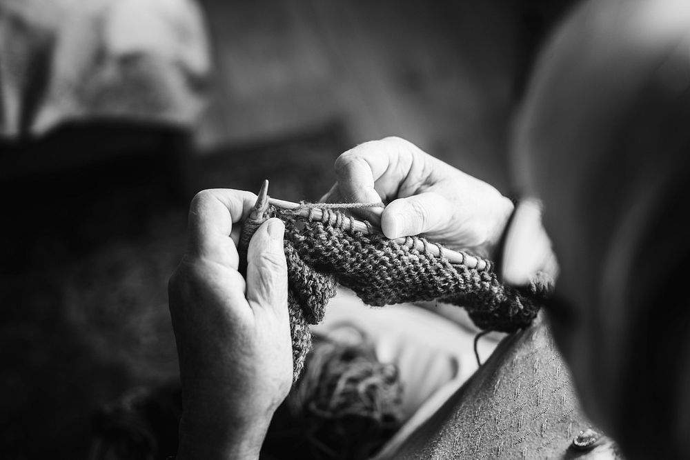 Senior woman knitting at home | Free Photo - rawpixel