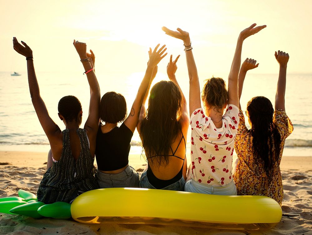 Friends spending the evening at the beach