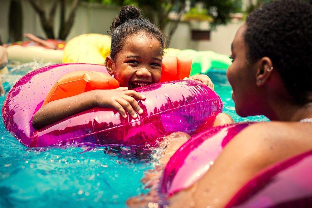 Sister and brother playing in the pool | Photo - rawpixel