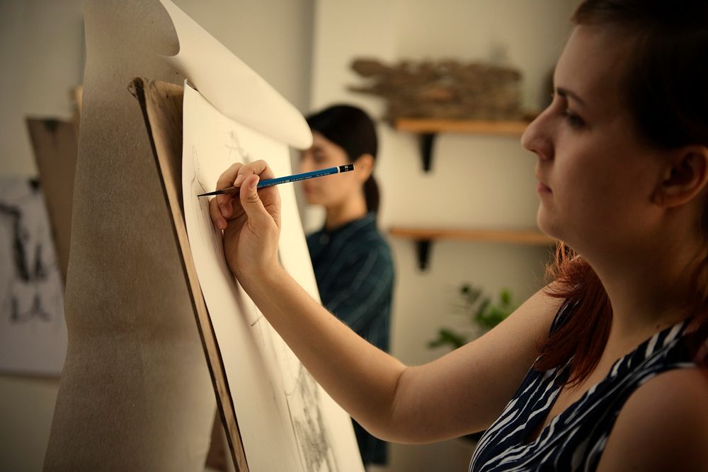 Woman drawing in an art class