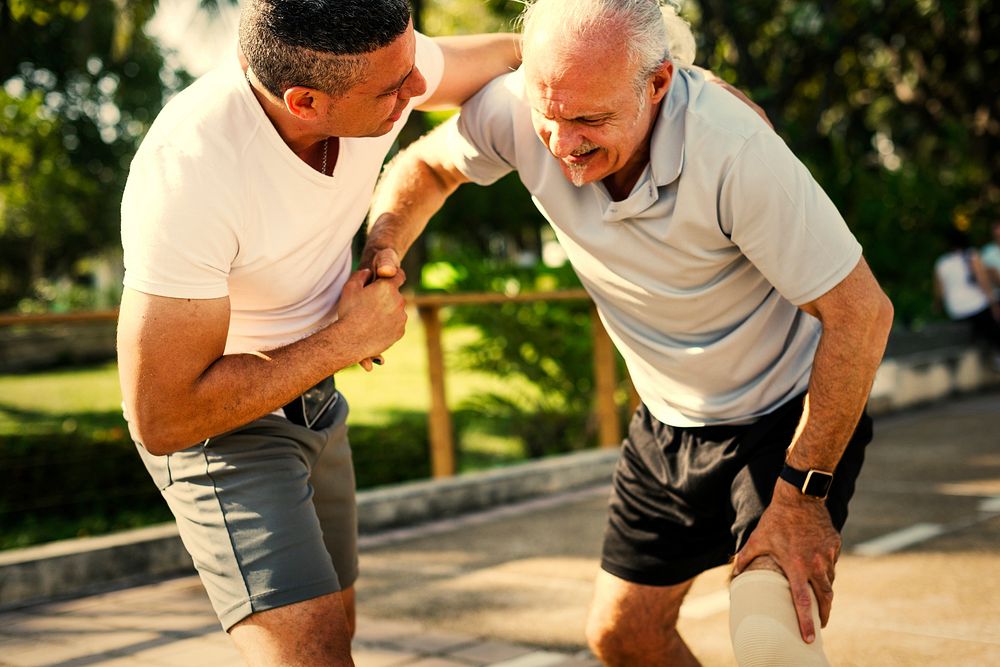 Elderly man having a knee injury