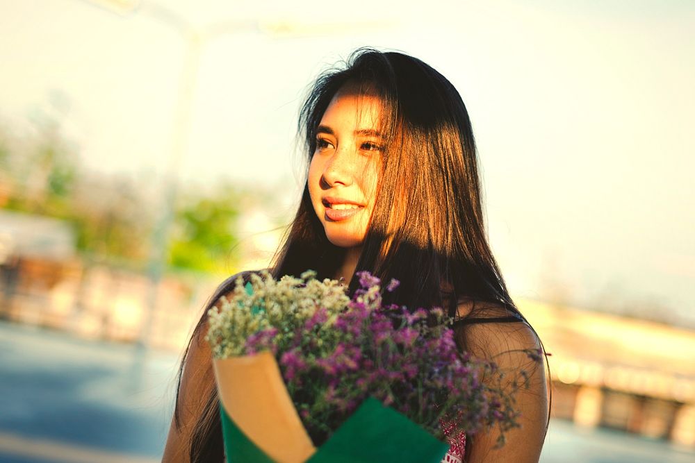 Beutiful asian girl with a bouquet of flowers