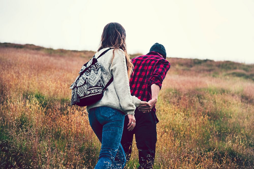 Adventurous couple enjoying the outdoors | Photo - rawpixel