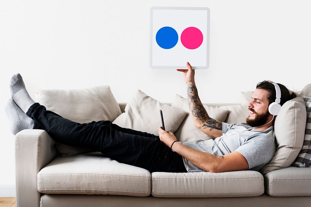 Person holding a flickr icon