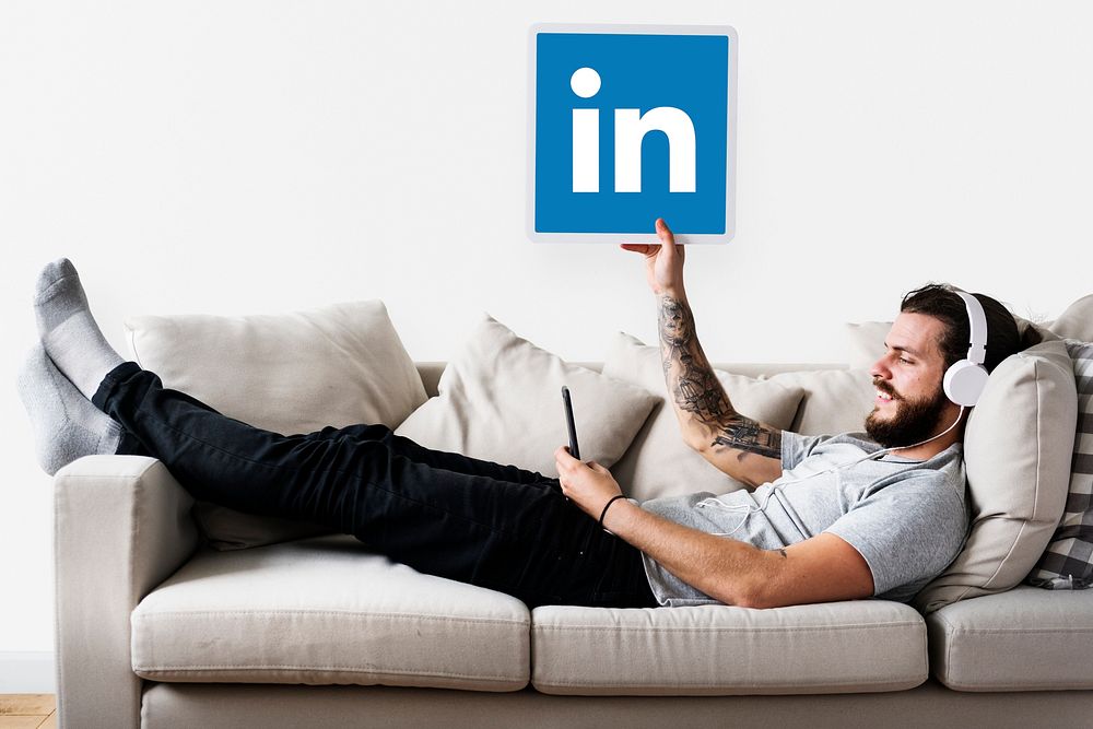 Person holding a Linkedin icon