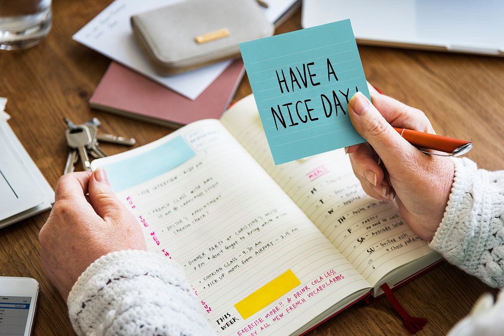 Have a nice day phrase written on a sticky note