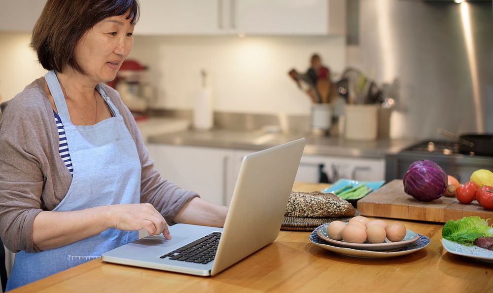 Housewife Serching Preparing Menu Laptop Concept