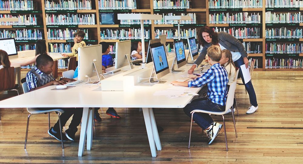 Young students using computers class | Free Photo - rawpixel
