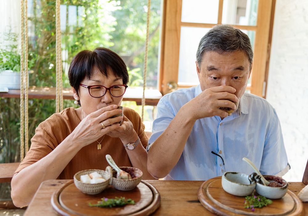 Couple drinking tea in a cafe