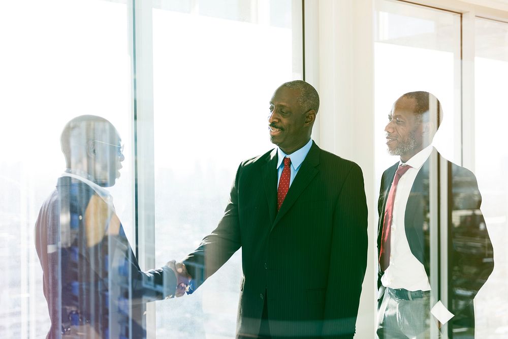 Entrepreneur handshake deal the job together